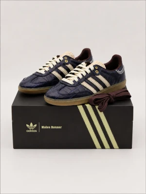 Adidas X Wales Bonner mörkblå sneakers - Unika sneakers från Adidas x Wales Bonner i mörkblått med croc-mönstrad läderlook, beige detaljer och klassiska tre ränder. Allt tillbehör ingår samt orderbekräftelse finns!
