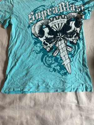 Turkos t-shirt med tryck - Cool tröja som jag köpte second hand för ett år sen men som inte kommit till användning! Kommer originellt från hm.