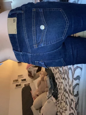 mörkblåa raka jeans - säljer ett par mörkblåa raka jeans från lager 157. de har en jättefin passform och sitter bekvämt, de är lite lägre än medelhöga i midjan<3