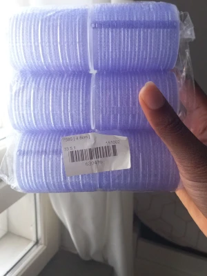 Ljuslila hårspolar  - Säljer ett paket med sex ljuslila hårspolar i plast, perfekta för att skapa volym och lockar i håret. Spolarna är ca 4,8 cm i diameter och har en klassisk rund form med kardborre för enkel användning.