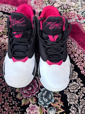 Jordan Max Aura 4 - Feta Jordan skor från Jordan för väldigt billigt! Köpte dom för 1400kr för min lillebror men dom passar inte han längre. Han har haft på sig dom kanske 3 gånger men ser alldeles nya ut om man tvättar dom! Stockholm! Möts bara! 600kr!
