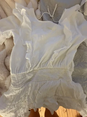 Trendig vit klänning - Klänningen är från Gina tricot och är storlek 146. Har använt den en gång. 