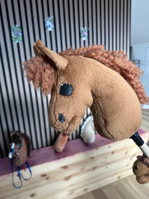Ls fox  - En fux käpphäst tillsalu.fox är gjord av Lacendel_stallet på Instagram.Väldigt mjuk och gosig perfekt för att rida på gosa med och leka med.