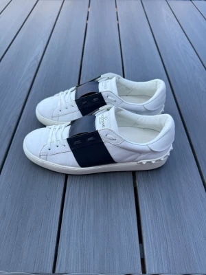 Valentino open  - Valentino open sneakers i storlek 40 passar 41, mycket fint skick 9/10 se bilder, endast skorna medföljer vid köp, självklart äkta, nypris runt 7200kr, vid funderingar hör av er. 