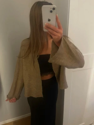 Brun kofta med knytband - Mysig brun kofta i mjukt stickat material. Perfekt att slänga över en topp eller klänning för en chill look. Enkel att styla och superbekväm.🌺❤️pris går att diskutera. Passar xs och s. 