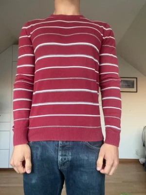 Röd randig tröja med vita ränder - Röd randig tröja från EDC by Esprit. Tröjan är tillverkad i 100% bomull. Strl S. Inga defekter. Modellen är 178 cm och väger 77 kg. Hör gärna av dig vid frågor!