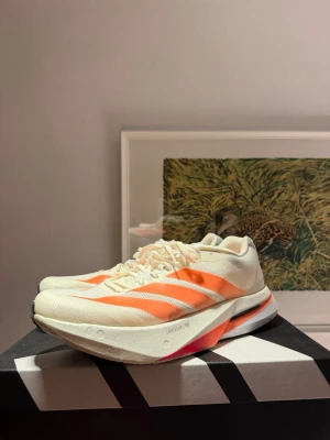 Adidas Boston 13 - Fick hem dessa i måndags och körde två kortare pass, och de är tyvärr lite för små. Vill du spara en peng så kan du köpa dessa nästan oanvända Boston 13  Tack!