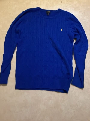 Blå kabelstickad tröja Polo Ralph Lauren - Kabelstickad blå tröja i bra skick 
