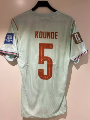 Frankrike Vm 2026 Kounde  - En Frankrike tröja Vm 2026 Kounde Spelar version, storlek L helt ny 