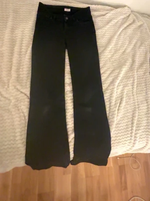 Svarta bootcut jeans - Säljer svarta bootcut jeans från Nelly, de köptes för ungefär fem månader sen 