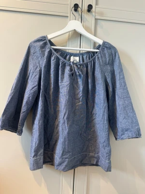 Blus  - Snygg blus i ett tyg som liknar jeans fast mycket tunnare!! Luftig och skön att ha på sig 🥰