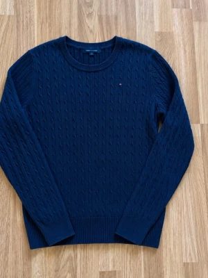 Stickad Tommy Hilfiger tröja - Tjena, jag säljer en riktigt snygg stickad Tommy Hilfiger tröja☺️ Den är i mycket bra skick och har inga fläckar eller skador😁 Den är självklart äkta✅ Skicka om du har några frågor😄