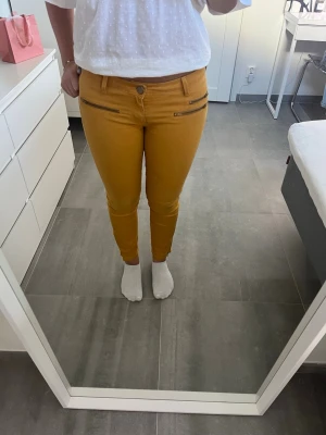 Snygga senapsgula jeans - Säljer dessa coola senapsgula byxor, de har även en liten dragkedja längst ner vid byxbenet, se sista bild💕