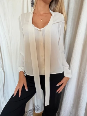 vit blus  - blus från newlook i strl xs men S kan ha den med. använd fåtal gånger.