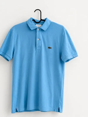 Lacoste piké - Tjena, jag säljer en riktigt snygg Lacoste piké😁 Den är i mycket bra skick och har inga fläckar eller skador. Den är självklart äkta✅ Skicka om du har några frågor☺️
