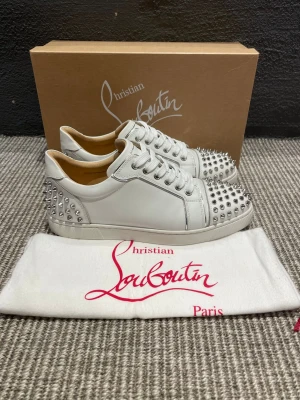 Christian Louboutin skor  - Hej, säljer nu dessa svin snygga Christian Louboutin skor. Skorna är i grymt skick!  Begränsat antal boxar och dustbag. Hör av dig vid frågor.