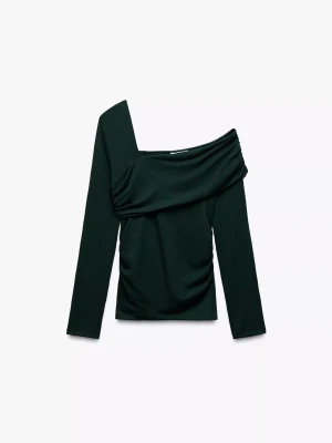 Grön oneshoulder topp med lång ärm - Trendig grön topp med oneshoulder-design och långa ärmar. Toppen har en asymmetrisk skärning och draperad detalj över bröstet som ger en cool och modern look. Perfekt för dig som vill sticka ut lite extra.
