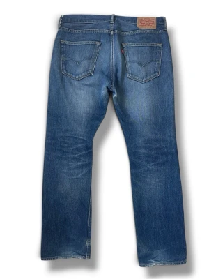 Levis 501 storlek w32 l30 - Säljer ett par Levis 501 storlek w32 l30. Finns tecken på användning som man ser på bilderna men fortfarande riktigt fetta.  Mått: Midja - 43.5 cm Längd - 103.5 Benöppning - 20.5 cm  Skriv vid vidare funderingar!