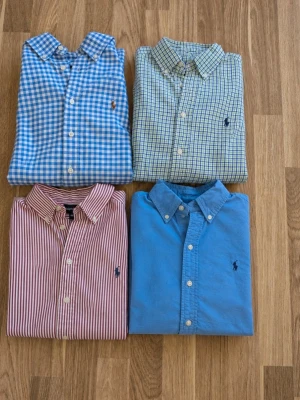 4 st Ralph Lauren skjortor - Tjena, jag säljer 4 st Ralph Lauren skjortor😁 Dem är i bra skick men defekter förekommer: Den ljusblå och vita skjortan har några fläckar/missfärgningar, även den ljusblåa har några fläckar! Dem andra två är däremot i mycket bra skick och har inga fläckar eller skador☺️ 799 för alla eller 249kr styck😁 Dem är självklart äkta✅ Skicka om du har några frågor😄