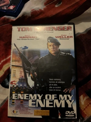 DVD-filmer: Enemy of My Enemy & Nicke Nyfiken - Säljer två DVD-filmer: actionfilmen 'Enemy of My Enemy' med Tom Berenger, Daryl Hannah och Peter Weller samt barnfilmen 'Nicke Nyfiken Får En Prispokal' med 8 avsnitt från TV-serien. Båda filmerna har färgglada plastfodral och tydliga omslag.