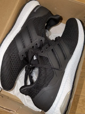 Adidas Ultraboost  - Helt nya Adidas Ultraboost! I strl 42. Riktigt snygga och grymt sköns på. Oanvända och i absolut toppskick Originalkartong följer med. passar även till de med strl 41. Skriv om du har några frågor! 