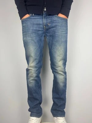 Levi's 519 vintage jeans W33 L32 - Levi’s 519 vintage premium jeans Klassisk blå tvätt med tydliga fades som ger jeansen extra karaktär, perfekta vintage jeans. Färg: Blå med tydliga snygga fades  Passform: Straight Slim Storlek: W33 L32 Skick: B Grade. Lagade i grenen av professionell skräddare (påverkar inte användning) utöver det i toppskick.  Mått (±1 cm): A: 45 cm B: 104 cm C: 18,5 cm D: 28 cm Passar okej på modellen på bilden som är 189 cm lång och 82 kg, men passar även om du är kortare. Kolla måtten! Skickas snabbt! 