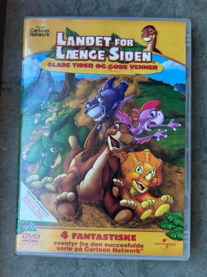 Landet för längesedan: glada tider och goda vänner DVD - DVD-skiva med "Landet För Längesedan: Glada tider och goda vänner". Innehåller 4 avsnitt från serien. Textning: Danska, Norska, Svenska, Finska, Engelska.  Finns på språk: Svenska, Danska, Norska, Finska   OBS!! skivorna är begagnade så det kan förekomma repor/hairlines på skivorna, men då jag kollar igenom alla filmer jag säljer garanterar jag att alla funkar felfritt om inget annat står! :)