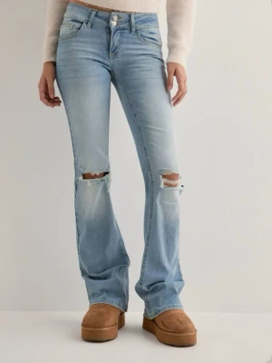 Nelly Ljusblå bootcut jeans med slitningar - Säljer ett par ljusblå bootcut jeans från Nelly med slitna detaljer över knäna. Jeansen har klassisk femficksmodell, låg midja och dragkedja med knapp. Materialet är denim med stretch för extra komfort. Perfekta för en avslappnad och trendig look.