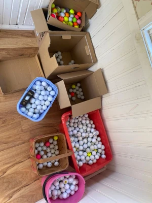 Golfbollar 5kr/s - Säljer ett stort parti golfbollar i olika färger, mestadels vita men även några gula, rosa och orange. Perfekt för träning eller spel på banan. Bollarna levereras i olika lådor och korgar. Passar dig som vill fylla på golfutrustningen rejält.