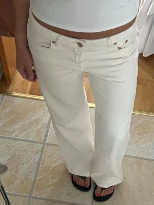 Vita raka jeans - Säljer ett par vita jeans med rak passform, mid waist. Har sytt ner sömmen längst ner så att de blev lite längre, och nu är de perfekt längd för mig som är 177 cm. Lite off white i färgen.🤍