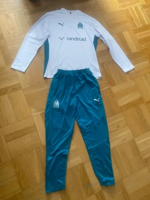 Marseille Tracksuit  - Säljer denna feta Tracksuit, grymt pris nästan helt oanvänd. Funkar för er som har storlek M och L.
