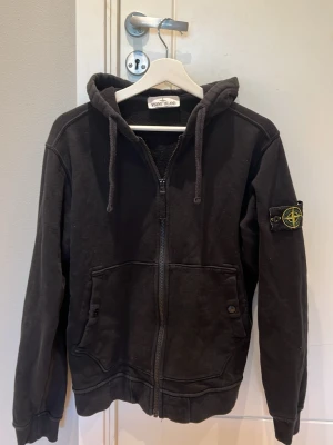 Stone Island hoddie - Fin stone Island hoddie använd fåtal gånger och säljer den billigt för 500. Frågor eller funderingar bara höra av dig