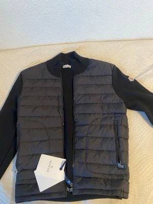 Moncler Cardigan  - Helt ny kommer med tagg och orginalpåse. Har flera av samma cardigans därför är det många cardigans med samma bilder.