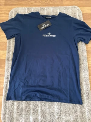 Stone Island Tröja - Helt ny kommer med tagg. Storleken är M men passar bra för de som är S