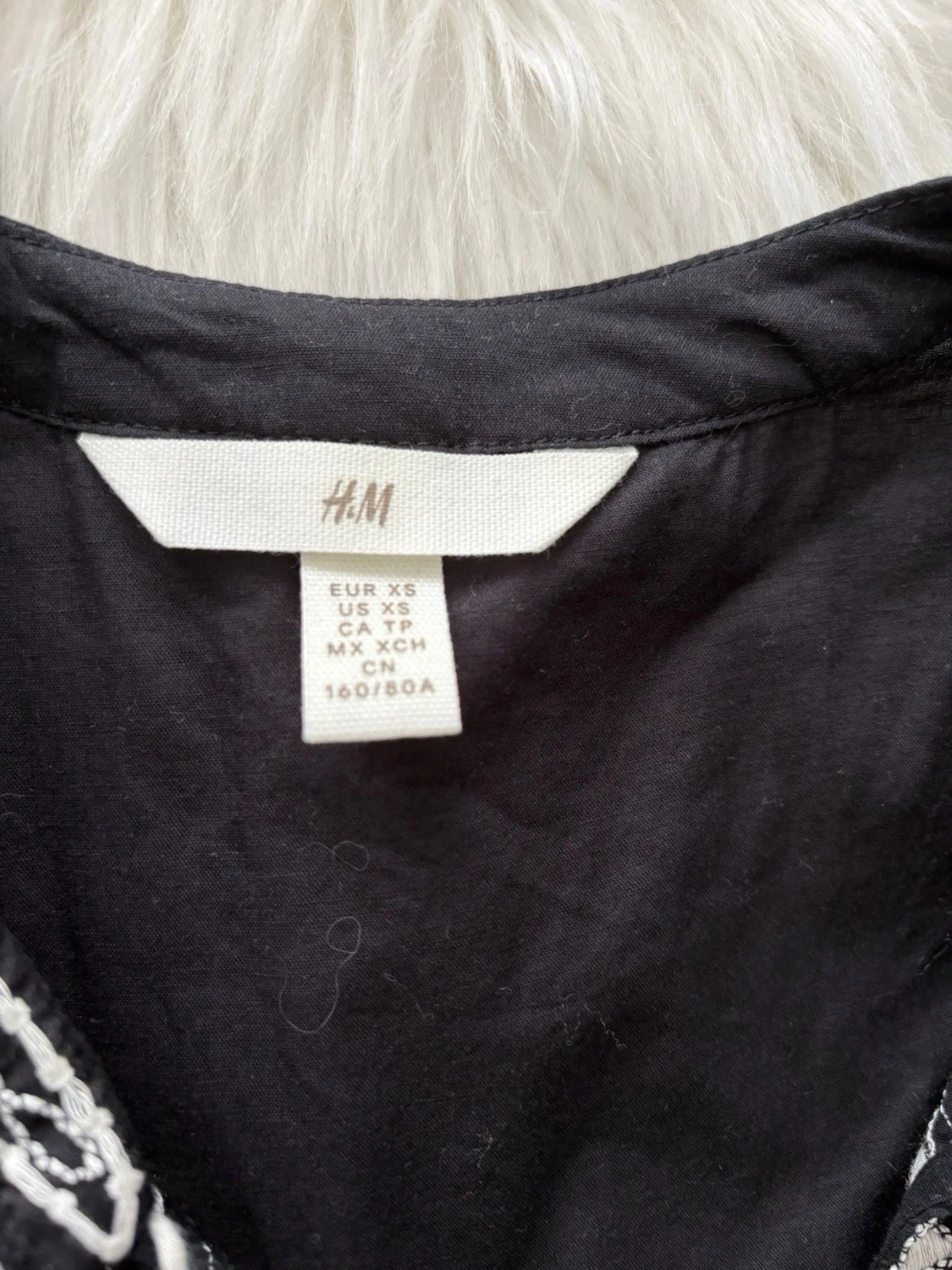Svart broderad blus från H&M - 1