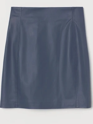 Mörkblå kort kjol i skinnimitation från H&M, stl 36 - Snygg mörkblå kort kjol i skinnimitation med raka sömmar framtill. Kjolen har en clean och minimalistisk look som passar perfekt till olika stilar. Materialet ger en cool känsla och kjolen har en klassisk, rak passform. H&M, stl 36 