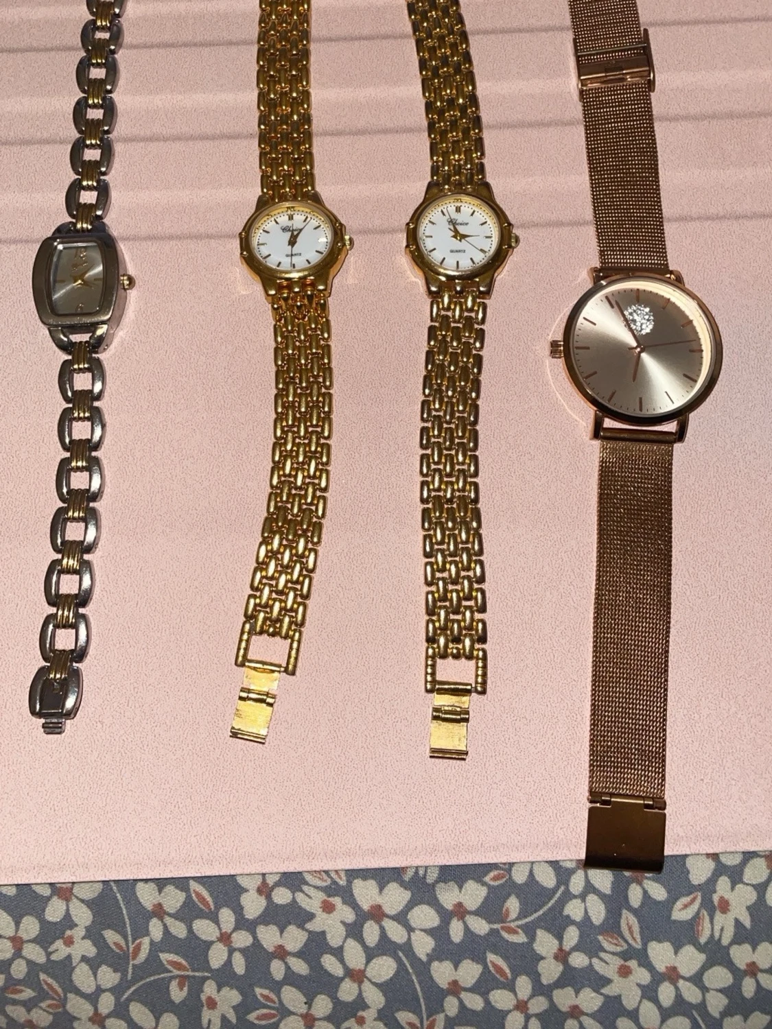 Fyra stilrena armbandsur i metall klockor mix