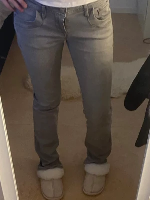 LTB Valerie low Rise bootcut denim jeans - Säljer ett par grå LTB Valerie bootcut low Rise denim jeans. De är köpt på zalando, och har inga synliga defekter. Jag är 164 och skulle säga att de är ganska stretchiga och speciellt i midjan. De sitter också ganska rakt men är även ganska stor i storlek.