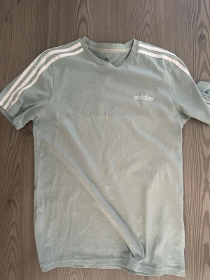 Adidas T-shirt - Ljus grön adidas T-shirt i storlek S