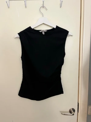 Svart fest topp - Toppen är i jättefint skick, är från hm i storlek xs🤍