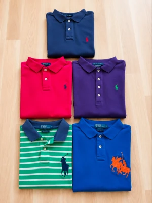 Ralph Lauren piké er - Tjena, jag säljer ett sett med Ralph Lauren piké er😁 Dem är i bra skick men den gröna är lite färg blekt vid kragen, den marinblåa och lila har nån liten fläck och den blåa har nån liten skada! Den röda är dock i mycket bra skick och har inga fläckar eller skador☺️ Skadorna syns dock inte så mycket vid användning! Alla är självklart äkta men pga skador säljs den billigt! Man kan även köpa styck för 200kr😁 Skicka om du har några frågor 😄