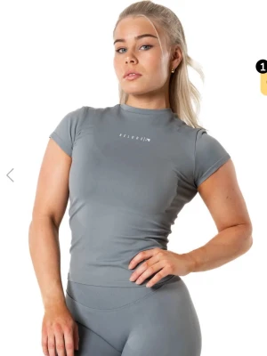 Grå tight träningstopp från Relode - Nypris 499kr, sista bilden visar hur dom sitter på mig som 165cm. Råka slänga påsen och kan därav inte göra retur, helt ny med prislapp på.