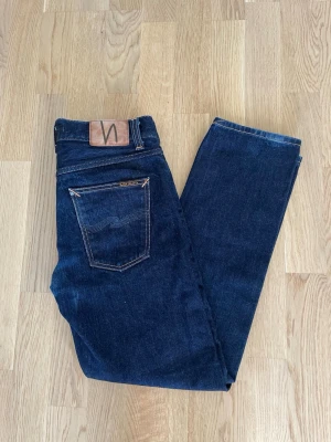 Nudie jeans Gritty Jackson Dry Ace Selvage W30 L30 - Jag säljer dom här schyssta Nudie jeans Gritty Jackson Dry Ace Selvage i storlek W30 L30. Dom är knappt använda och har inte hunnits slitas än. Nypris ligger på 3500kr och jag säljer dom här för 1999kr. Passa på att fynda!