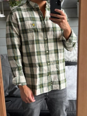 Flanellskjorta Lyle & Scott - Säljer denna flanellskjorta från Lyle & Scott i storlek L då den vart för stor på mig. Passar dig mellan 180-190 cm. Inga defekter alls! Bara att skriva vid funderingar!🌟