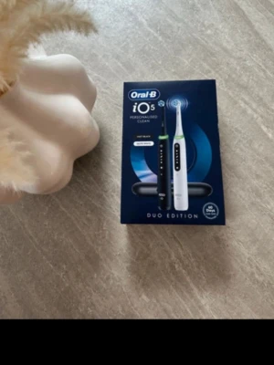 Oral-B iO5 Duo Edition eltandborstar - Oral-B iO5 Duo Edition eltandborstar i svart och vitt. Elektriska tandborstar med flera borstlägen och smarta funktioner för personlig rengöring. Levereras i originalförpackning med laddningsetui och tillbehör. Helt ny, oöppnad 