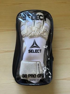Select Målvaktshandske 88 Pro Grip V23 strl 9 - Vit - Nyskick, använda 2 lätta träningar. Storlek 9.