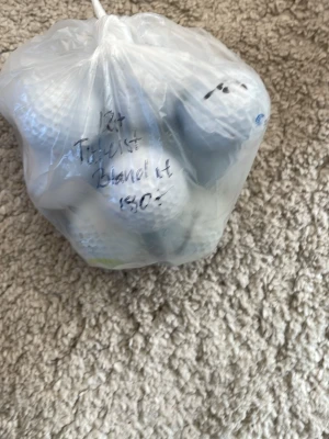 Påse med blandade golfbollar - En plastpåse fylld med blandade vita golfbollar, vissa av märket Titleist. Perfekt för dig som vill fylla på golfbolls-förrådet. Säljs i en genomskinlig plastpåse med handskriven text på utsidan.