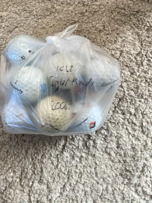 Påse med golfbollar taylormade blandade - En plastpåse fylld med flera vita golfbollar. Perfekt för dig som vill fylla på golfutrustningen med extra bollar. Bollarna har klassisk struktur och är av standardstorlek.