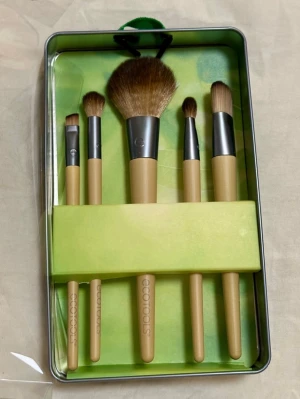 Ecotools sminkborstar - Ny/oanvänd!                                                                   Kit med 5 st sminkborstar + en förvaringsask. Kitet innehåller full blush-borste, angled foundation-borste, blurring-borste, define crease-borste och angeled liner-borste. 