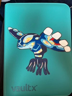 Custom Pokémon binder för pokemonkort/TCG - Beställ en custom Pokémon-Binder med din favoritpokemon på 🐷kan även göra med andra motiv som One Piece eller Riftbound, league of legends! Skriv till mig om färg på binder, storlek och önskat motiv! 🥰 Bilderna är exempel jag gjort! 🌸En perfekt present till Pokémon TCG-kort-samlaren! Pris kan ändras beroende på motiv och binder! 